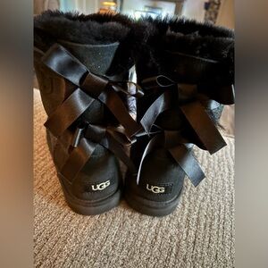 UGG BOOTS W/BOWS